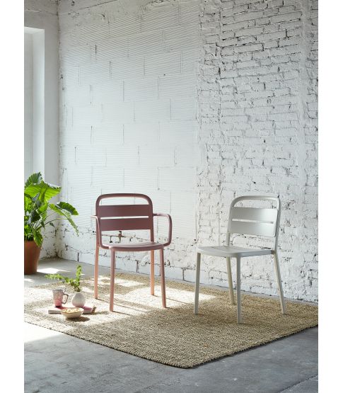 Cadeira de braços Komo, by Joan Gaspar, core branca e roxa