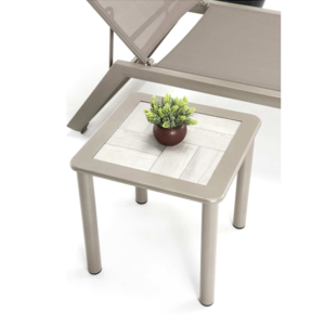 Aruba coffee table in ceramic for sun lounger, in beige tones. For outdoor use.