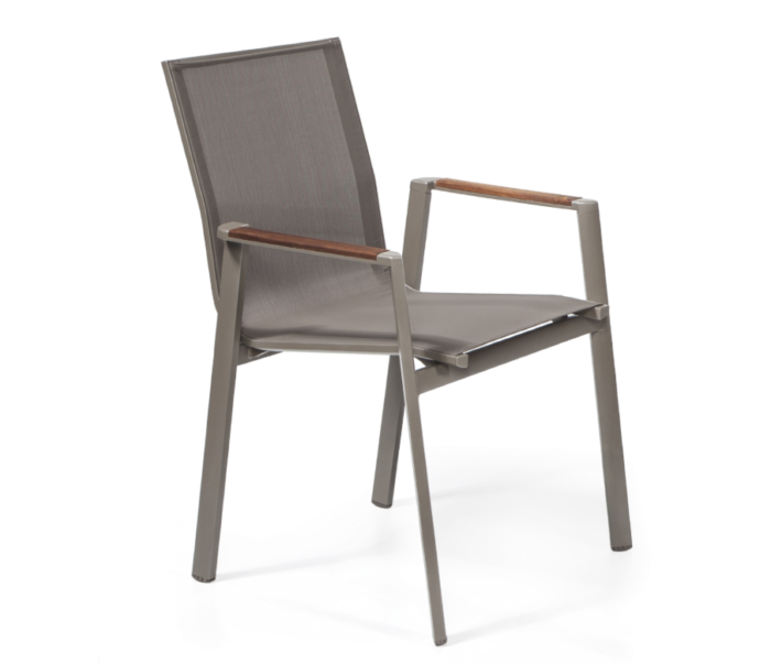 Cadeira de alumínio Noémie com braços com detalhe em madeira. Cor cappuccino
