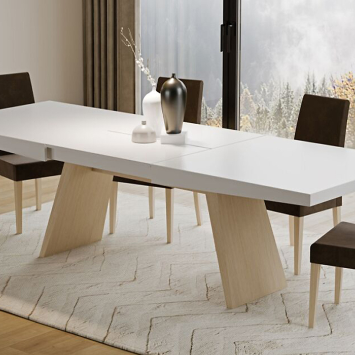 Cenário com mesa de jantar de madeira lacada branca, com cadeiras pretas
