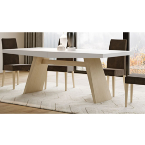 Cenário com mesa de jantar de madeira lacada branca, com cadeiras pretas