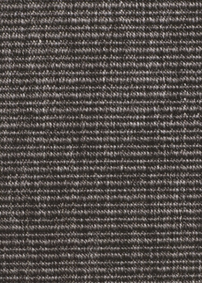 Alcatifa sisal com algum relevo em tons castanhos escuro e preto
