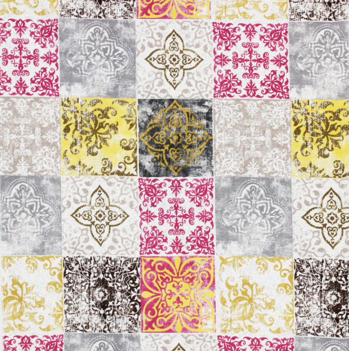 Tecido decorativo e para estofo ligeiro com padrão a fazer lembrar azulejos em tons de amarelo, creme, rosa e castanho