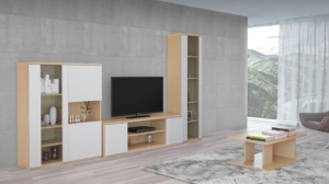 Sala de estar em madeira, cor branca e castanha claro com vitrine, móvel tv e móvel bar e mesa de centro
