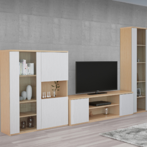 Sala de estar em madeira, cor branca e castanha claro com vitrine, móvel tv e móvel bar