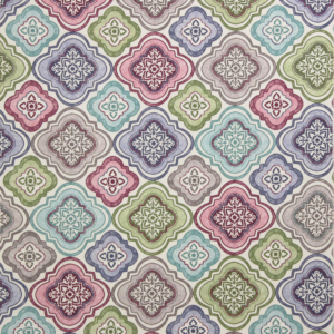Tecido decorativo com padrão e formas geométricas em tons de rosa, verde, roxo, azul