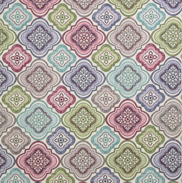 Tecido decorativo com padrão e formas geométricas em tons de rosa, verde, roxo, azul