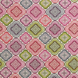 Tecido decorativo com padrão e formas geométricas em tons de rosa, verde, roxo, azul